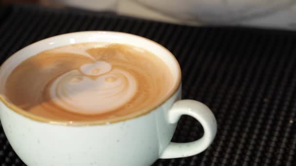 Barista Latte Arte Desenhar Shows Bonito Barista Masculino Fazendo Café — Vídeo de Stock