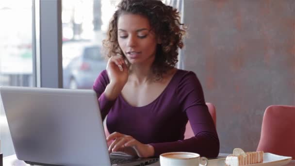 Młody Biznes Kobieta Siedząc Kawiarni Jej Laptopa Piękna Dziewczyna Sprawdzania — Wideo stockowe