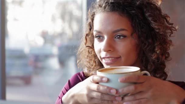 Portret Van Mooie Lachende Vrouw Zitten Een Cafe Mooi Meisje — Stockvideo