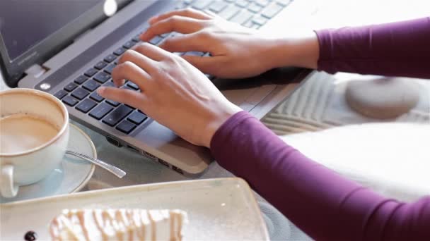 Bijgesneden Shot Weergave Van Een Womens Handen Keyboarding Laptop Jonge — Stockvideo