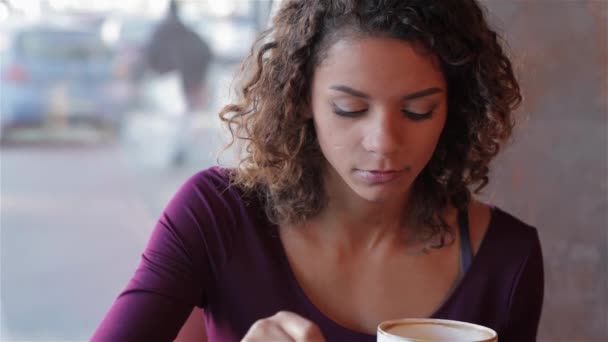Kahve Musingly Pencereden Dışarı Bakarak Çekici Kız Güzel Genç Kız — Stok video