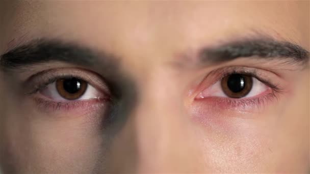 눈으로 잘생긴 남자의 얼굴을 닫습니다 배경에 스튜디오에서 잘생긴 캐주얼과 토르소 — 비디오
