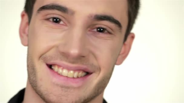Mann Lächelt Und Posiert Ein Gutaussehender Junger Mann Posiert Studio — Stockvideo