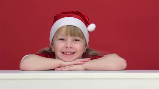 Meisje Kind Kind Met Kerstmuts Poserend Een Studio Geïsoleerd Witte — Stockvideo