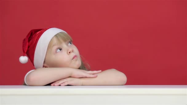 Flicka Barn Barn Tomte Hatt Poserar Studio Isolerad Vit Bakgrund — Stockvideo