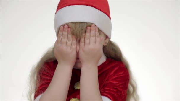 Κοριτσάκι Παιδί Παιδί Καπέλο Που Ποζάρει Στούντιο Απομονωμένο Λευκό Φόντο — Αρχείο Βίντεο