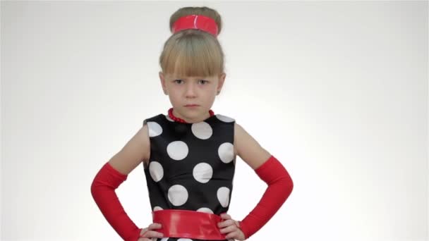 Děvče Pózující Studiu Izolované Bílém Pozadí Dívka Letních Červených Puntíkovaných — Stock video