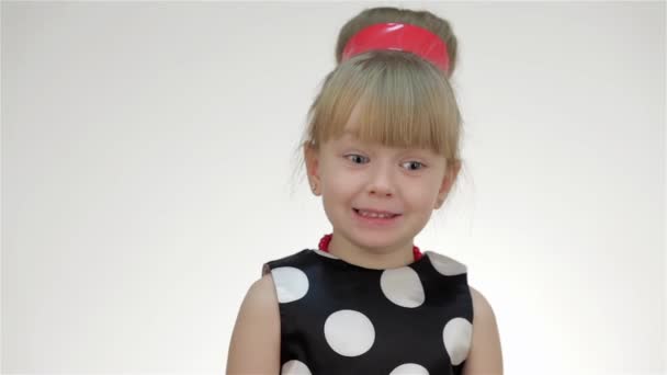 Kind Mädchen Posiert Studio Isoliert Auf Weißem Hintergrund Das Mädchen — Stockvideo