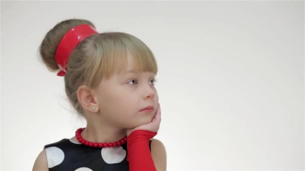 Jeune Fille Posant Dans Studio Isolé Sur Fond Blanc Fille — Video