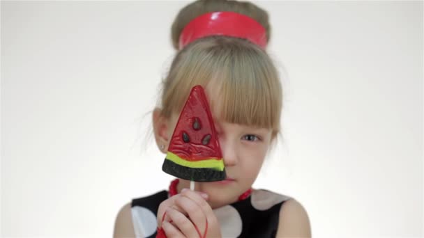 Kind Mädchen Posiert Studio Isoliert Auf Weißem Hintergrund Das Mädchen — Stockvideo