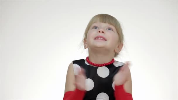 Děvče Pózující Studiu Izolované Bílém Pozadí Dívka Letních Červených Puntíkovaných — Stock video