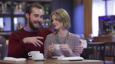 Uzun zamandır beklenen toplantı. Bir restoranda Sevgililer Günü'nü kutluyorum. Bir kafede oturup kahve ve çay içen genç bir çift. İki kişilik gala yemeğine aşık oldun. Restoranda romantik akşam yemeği