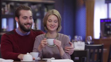 Bir restoranda Sevgililer Günü'nü kutluyorum. Bir kafede oturup kahve ve çay içen genç bir çift. İki kişilik gala yemeğine aşık oldun. Restoranda romantik bir akşam yemeği. Genç sevgi dolu çift ziyaret