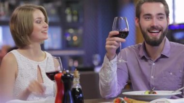 Restoranda işbirlikçi romantik akşam yemeği. Bir restoranda Sevgililer Günü'nü kutluyorum. Bir kafede oturup kahve ve çay içen genç bir çift. İki kişilik gala yemeğine aşık oldun. Romantik akşam yemeği içinde