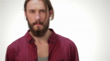 Genç hippi tarzı beyaz bir adam stüdyoda poz veriyor. Hayat tarzı konsepti: sakallı genç bir adam. Hippi tarzı. Beyaz arkaplan.