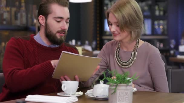 在餐厅庆祝情人节 年轻夫妇坐在咖啡馆里喝咖啡和茶 为两人准备一顿晚宴 餐厅的浪漫晚餐 年轻爱的夫妇访问一个 — 图库视频影像