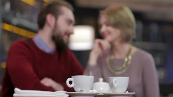 两个年轻人在咖啡馆里享受着彼此共度时光 在餐厅庆祝情人节 年轻夫妇坐在咖啡馆里喝咖啡和茶 埃纳莫尔为 — 图库视频影像