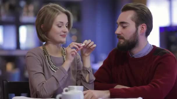 和男朋友在咖啡店里的女人在餐馆庆祝情人节 一对年轻夫妇坐在咖啡馆里喝咖啡喝茶 两个人一起享用了一个节日晚餐 浪漫的晚餐 — 图库视频影像
