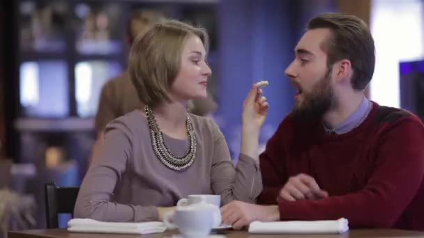 Joven Pareja Feliz Cita Romántica Restaurante Celebrar Día San Valentín — Vídeos de Stock