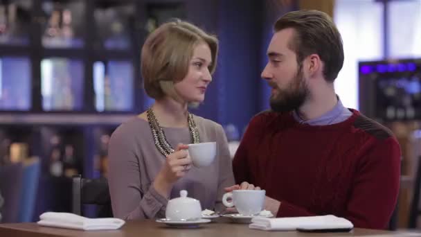 Oslavují Den Valentýnů Restauraci Mladí Manželé Sedí Kavárně Popíjejí Kávu — Stock video