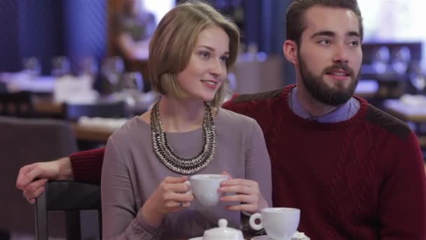 Setkání Restauraci Oslavují Den Valentýnů Restauraci Mladí Manželé Sedí Kavárně — Stock video