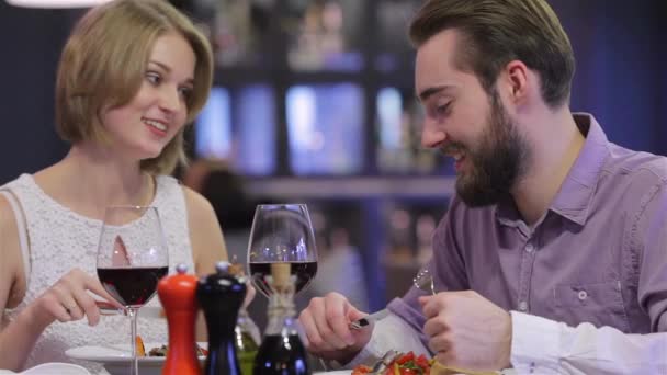 美丽的夫妇在餐厅享用浪漫晚餐 在餐厅庆祝情人节 为两人准备一顿晚宴 餐厅的浪漫晚餐 年轻爱的夫妇访问一个 — 图库视频影像