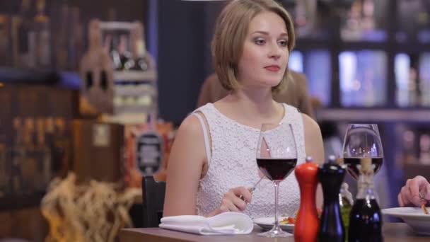 Elegancka Kobieta Mężczyzną Restauracji Świętujemy Walentynki Restauracji Młoda Para Siedzi — Wideo stockowe