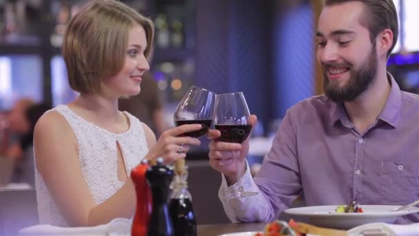 Para Opiekania Kieliszki Luksusowej Restauracji Świętujemy Walentynki Restauracji Młoda Para — Wideo stockowe
