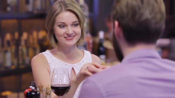 Svatební Návrh Den Valentýnů Návrh Sňatku Oslavují Den Valentýnů Restauraci — Stock video