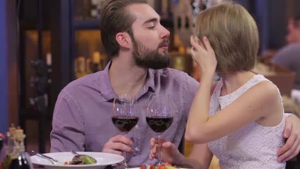 酒和心爱的人在餐馆庆祝情人节 一对年轻夫妇坐在咖啡馆里喝咖啡喝茶 两个人一起享用了一个节日晚餐 餐厅里的浪漫晚餐年轻 — 图库视频影像