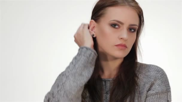 Trendige Schöne Langhaarige Junge Model Posiert Schöne Teenager Mädchen Lächelt — Stockvideo
