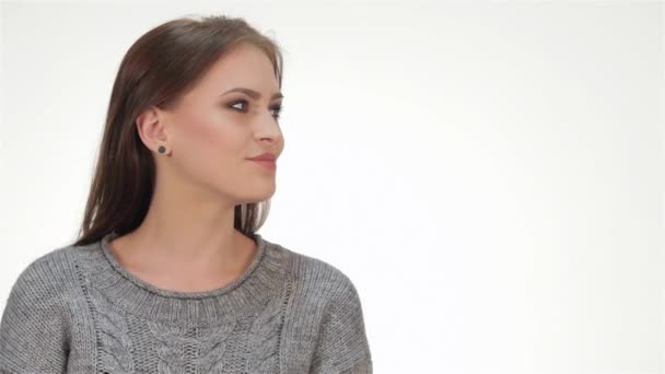 Junge Positive Brünette Mädchen Mit Langen Haaren Macht Eine Geste — Stockvideo