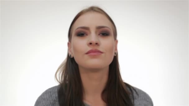 Atractiva Joven Mujer Soplando Beso Cámara Hermosa Adolescente Sonriendo Posando — Vídeo de stock