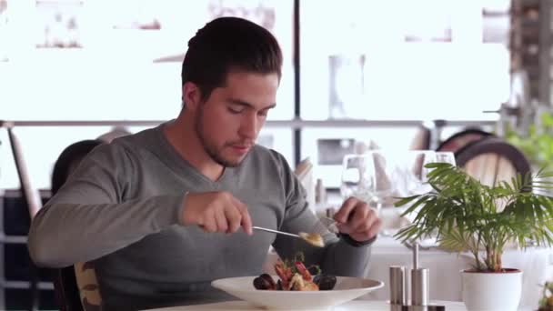 Geschäftsessen Einem Restaurant Café Café Formell Gekleidete Männer Sitzen Beim — Stockvideo