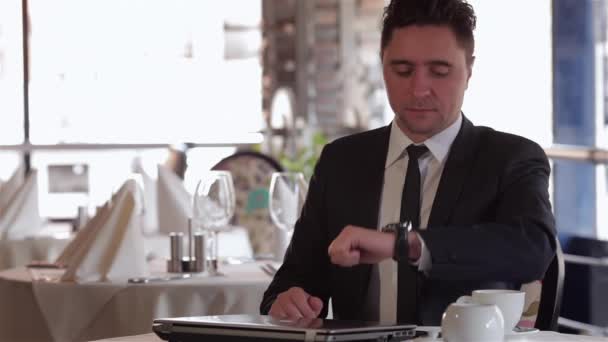 Geschäftsessen Einem Restaurant Café Café Leger Gekleideter Junger Geschäftsmann Beim — Stockvideo