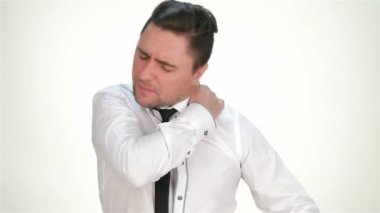Omzunda ağrı hissediyorum. Beyaz arka planda dururken gömleği ve kravatı olan sinirli genç adam omzuna dokunuyor ve olumsuzluk ifade ediyor. İş duyguları. Farklı işadamları