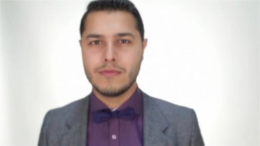 Başarılı, iyi giyimli bir işadamının portresi. İş duyguları. Farklı durumlarda işadamları ve duygularını ifade. İnsan duygu yüz ifadesi reaksiyonu. İzole beyaz