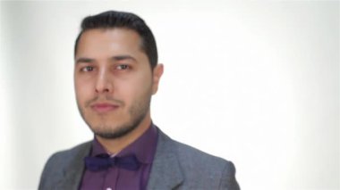 Pozitif erkek beyaz arka plan üzerinde izole. İş duyguları. Farklı durumlarda işadamları ve duygularını ifade. İnsan duygu yüz ifadesi reaksiyonu. İzole beyaz