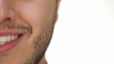 Erkek traşsız yüz ve gülümseme. İş duyguları. Farklı durumlarda işadamları ve duygularını ifade. İnsan duygu yüz ifadesi reaksiyonu. Yalıtılmış beyaz arka plan.