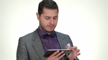 Tablet kullanan iş adamı. Farklı durumlarda işadamları ve duygularını ifade. İnsan duygu yüz ifadesi reaksiyonu. Yalıtılmış beyaz arka plan.