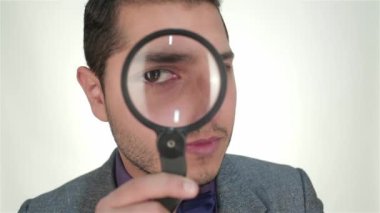 Genç işadamı büyüteçle bakıyor. İş duyguları. İş adamları farklı durumdalar ve duygularını ifade ediyorlar. İnsani duygu yüz ifadesi tepkisi. İzole edilmiş