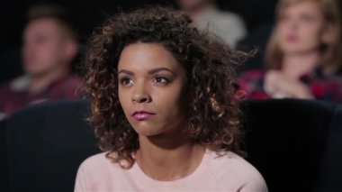 Korku yu izlemeye devam ediyor. Sinema, eğlence ve insan kavramı - mutlu arkadaşlar tiyatroda film izlerken. Çift ve diğer insanlar patlamış mısır yeme ve soda içerken film izlerken