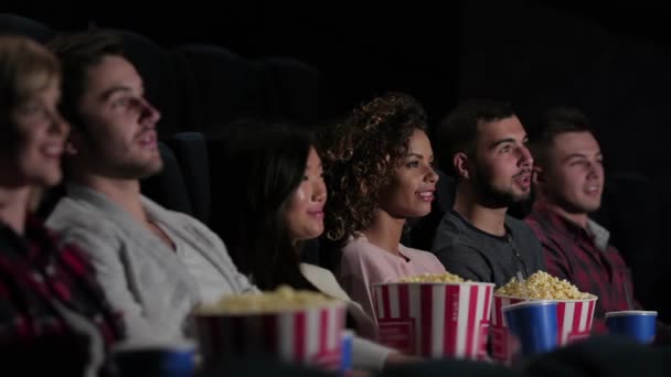 这似乎是一部有趣的电影 朋友在电影院看电影 娱乐和人的概念 快乐的朋友看电影在剧院 夫妇和别人吃爆米花和 — 图库视频影像