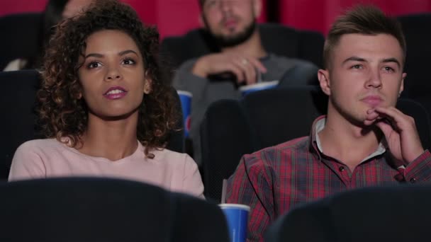 Pasangan Muda Bioskop Sinema Hiburan Dan Konsep Masyarakat Teman Yang — Stok Video