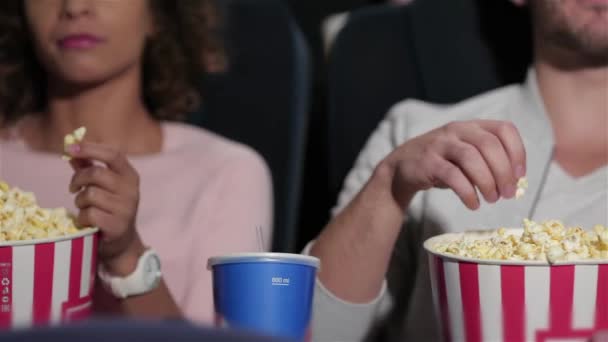 Par Cinema Theater Titta Film Äter Popcorn Bio Underhållning Och — Stockvideo