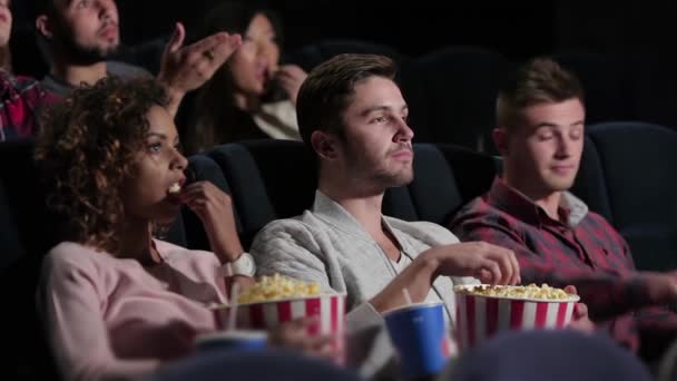 Gruppo Persone Che Guardano Film Che Mostra Emozioni Cinema Intrattenimento — Video Stock