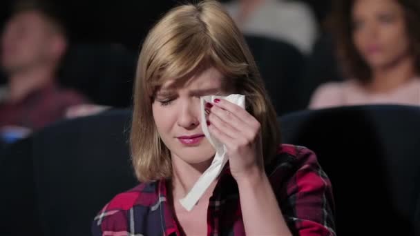 Dziewczyna Niebieskimi Oczami Płacze Podczas Filmu Kino Rozrywka Ludzie Koncepcja — Wideo stockowe