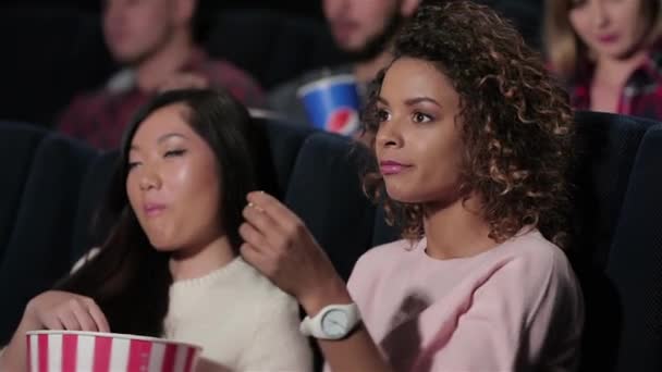 Amiche Allegre Discutono Del Film Mentre Guardano Mangiando Popcorn Cinema — Video Stock
