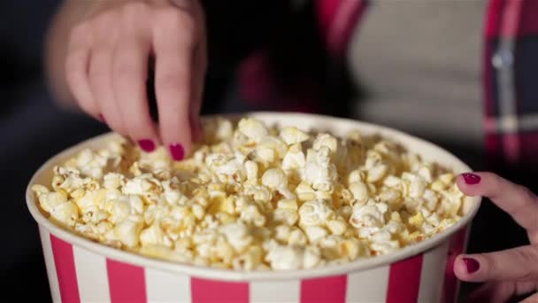 Chiuda Secchio Popcorn Una Mano Della Ragazza Mastica Popcorn Mentre — Video Stock