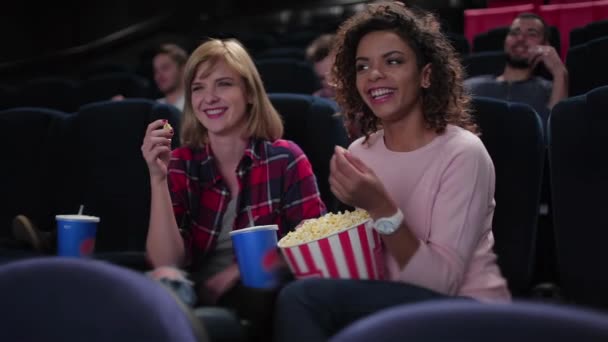 Grupo Pessoas Sorrindo Assistindo Filme Cinema Cinema Entretenimento Conceito Pessoas — Vídeo de Stock